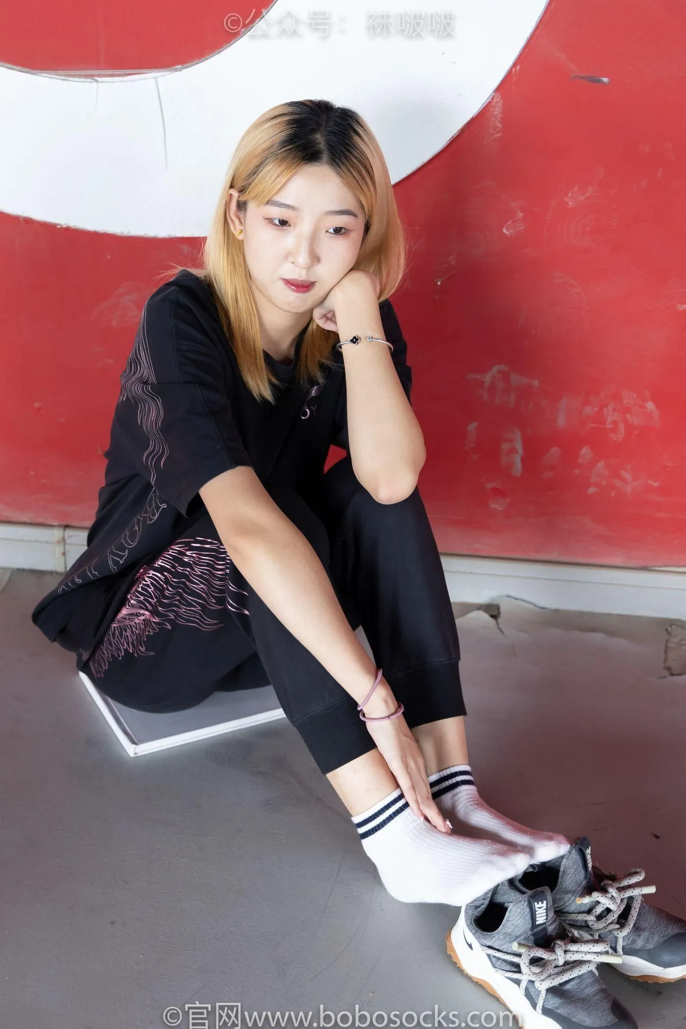 [BoBoSocks袜啵啵]NO.018 木木-运动鞋、白棉袜、裸足 [136P]插图4